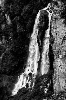 Breathtaking view of a powerful waterfall cascading down rocky cliffs in Zacatlán, Mexico.