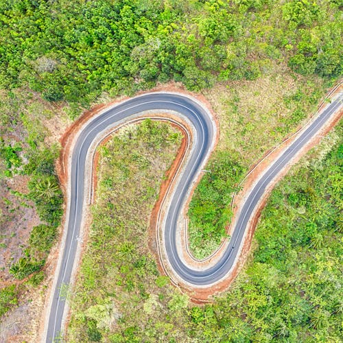 Vista De Pájaro De La Carretera Durante El Día