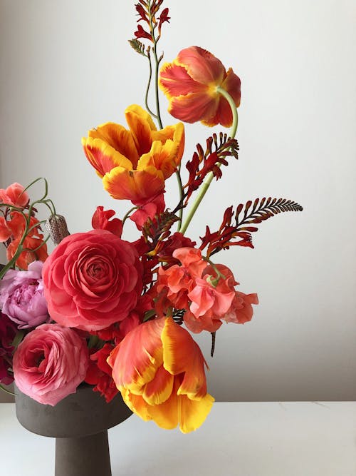 Bouquet De Printemps Coloré Dans Un Vase Moderne