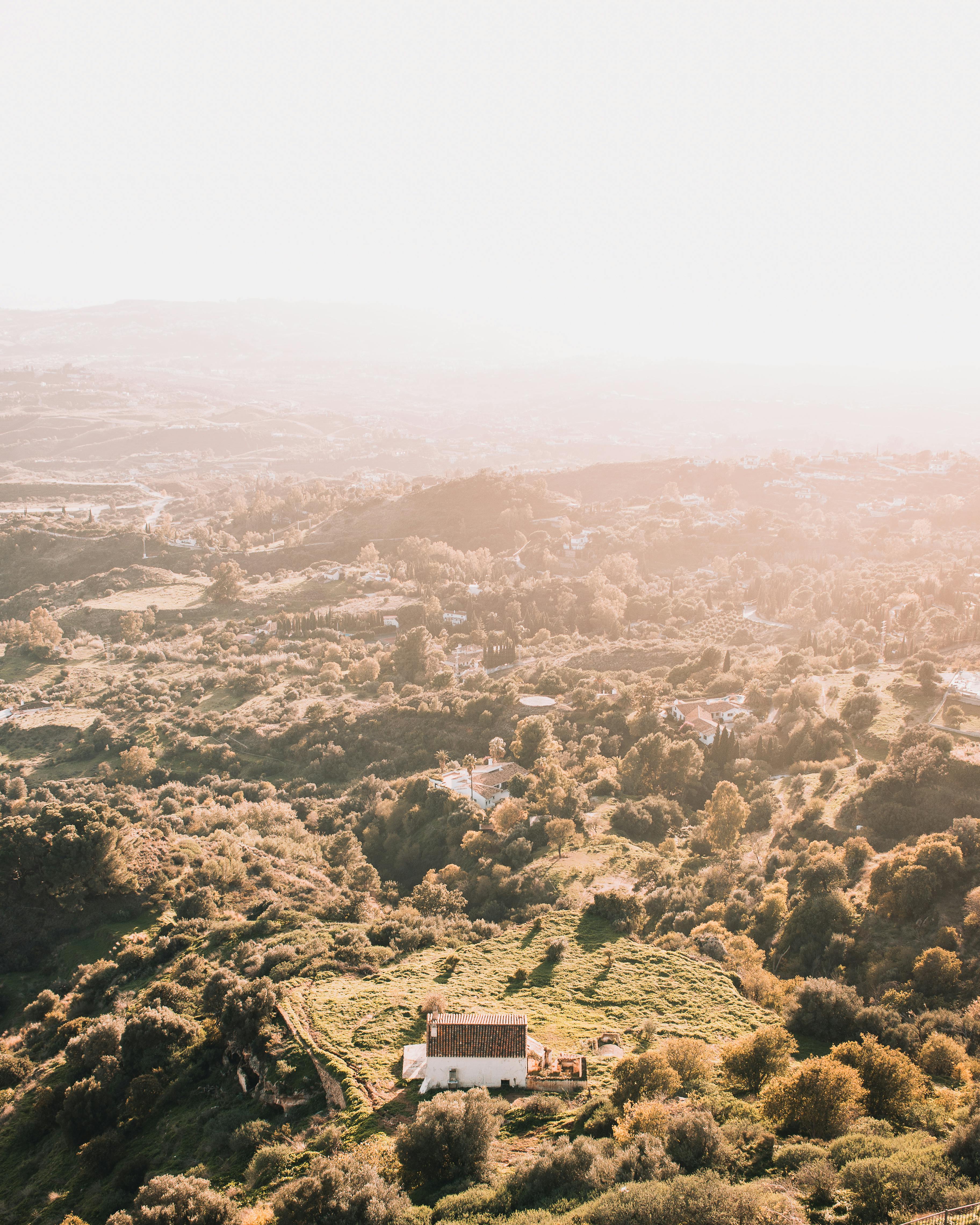 日落时分，捕捉到西班牙米哈斯郁郁葱葱乡村的壮丽鸟瞰图