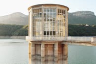 西班牙维克宁静湖的码头上，有一座玻璃建筑，四周群山环绕