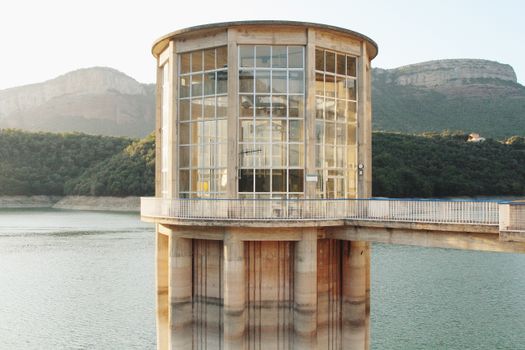 西班牙维克宁静湖的码头上，有一座玻璃建筑，四周群山环绕