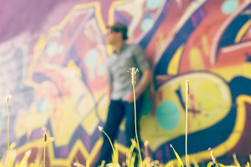 Free Shallow Focus Photography of Person Leaning on Wall Stock Photo