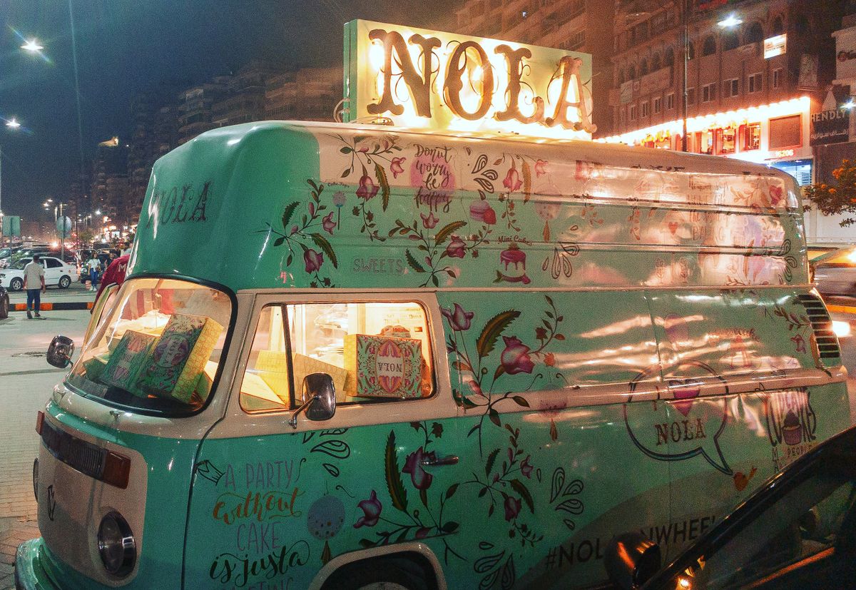 Jasa Konsultan Pajak di Bali: Panduan Lengkap Pajak untuk Bisnis Food Truck dan Kuliner Street Food Food truck kuliner malam hari di Bali - kewajiban pajak pengusaha kuliner