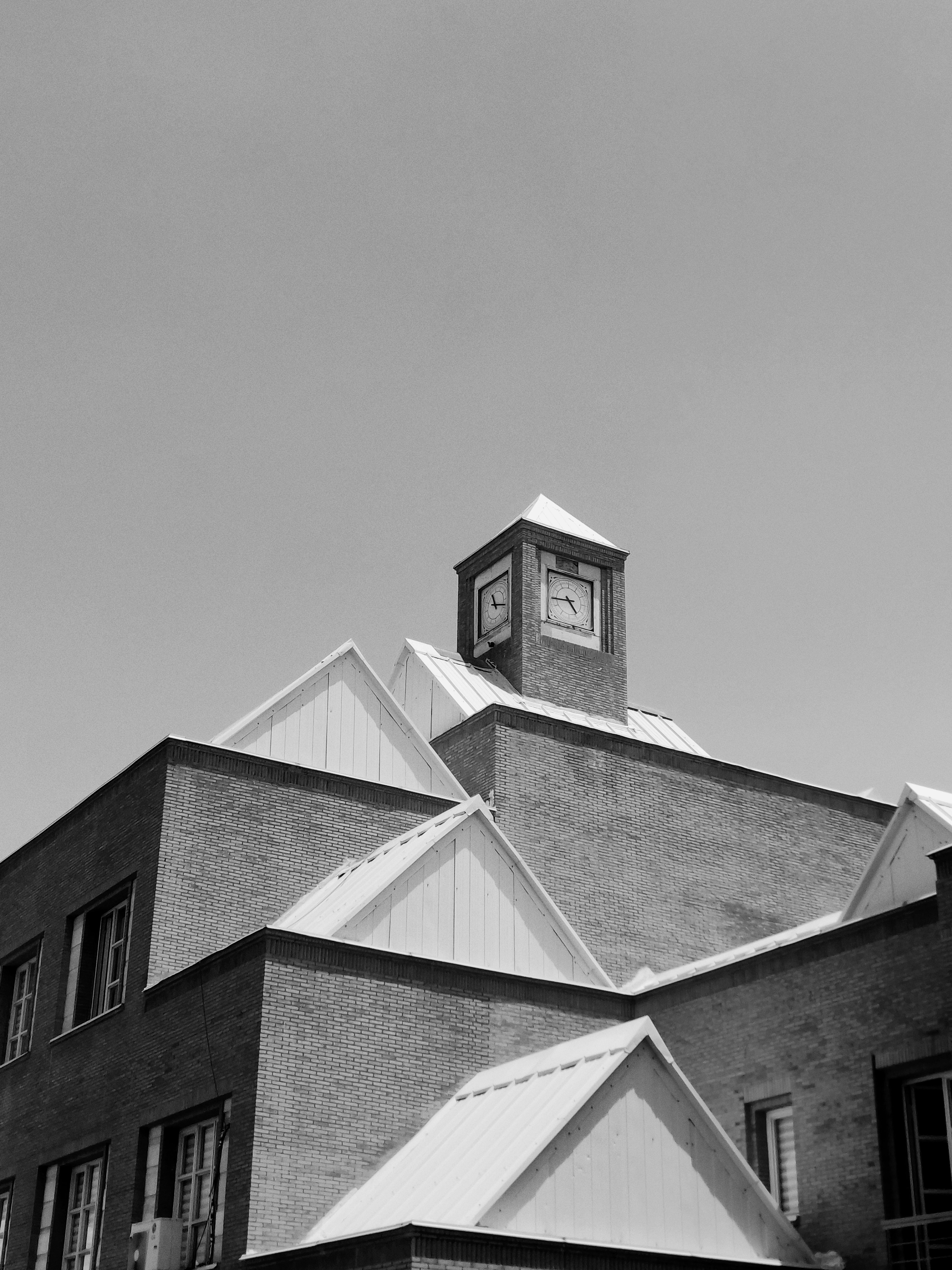 무료 이란 우르미아에 있는 기하학적 시계탑의 흑백 사진입니다. 스톡 사진