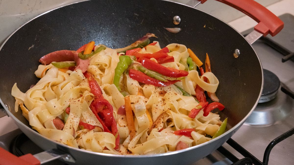 Tagliatelle with cream and red bell pepper