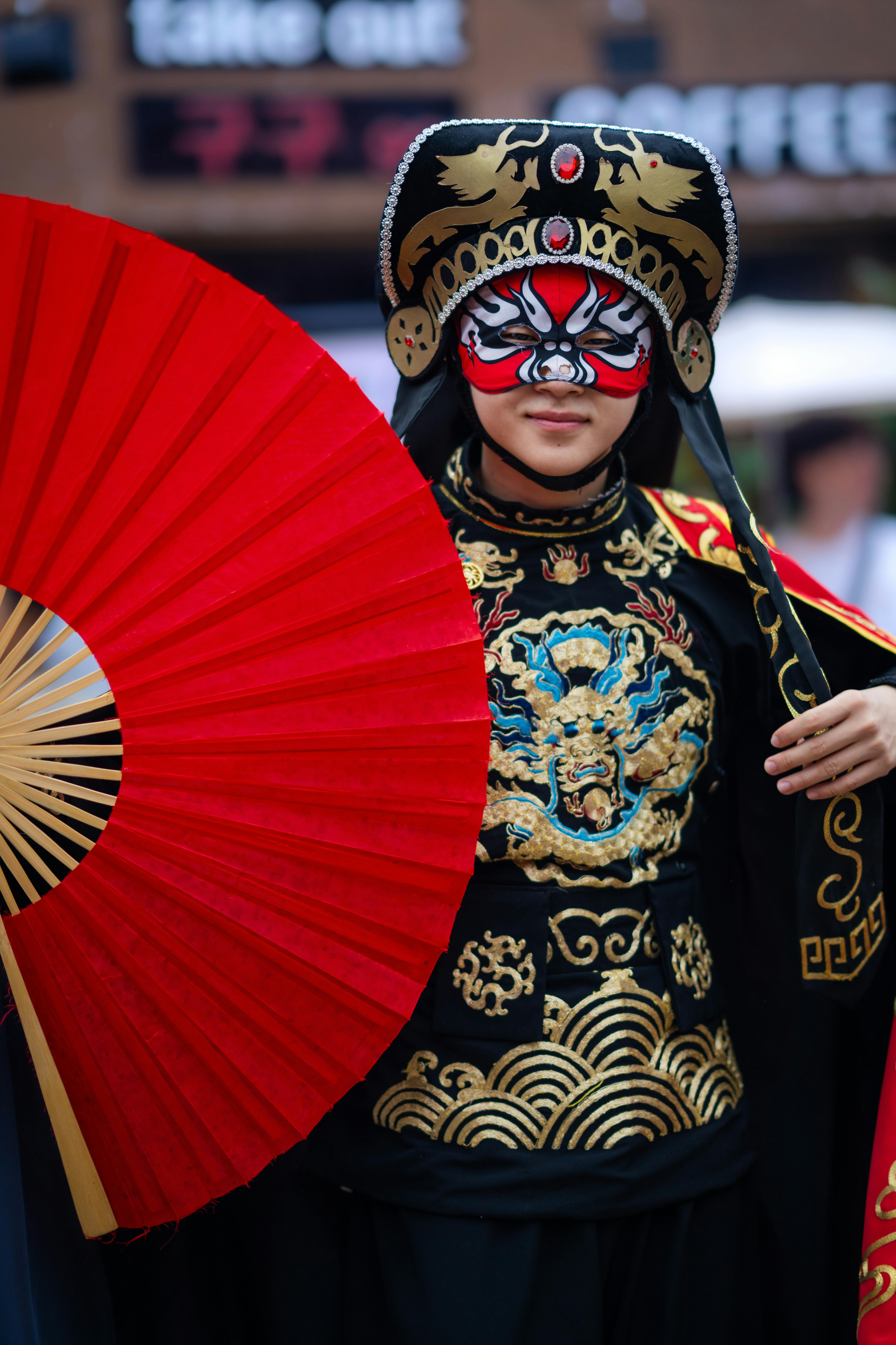 무료 가면과 부채를 든 전통 중국 오페라 공연자 스톡 사진