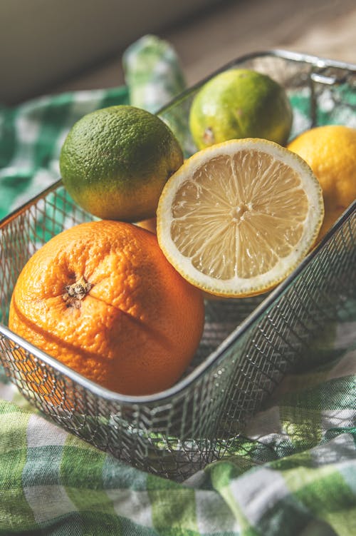 Pomarańcze I Cytrusy W Zasobniku Owoców