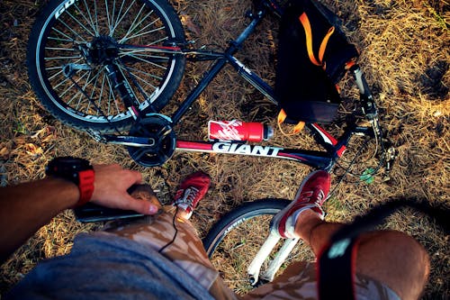 бесплатная Красный и черный гигантский горный велосипед Стоковое фото