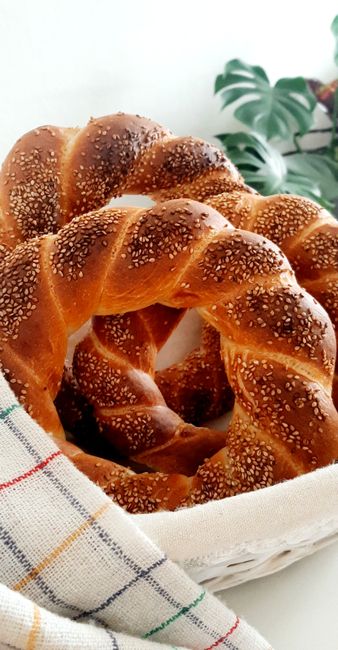Simit: Roti Bundar Bertabur Wijen yang Populer Simit: Roti Bundar Bertabur Wijen yang Populer