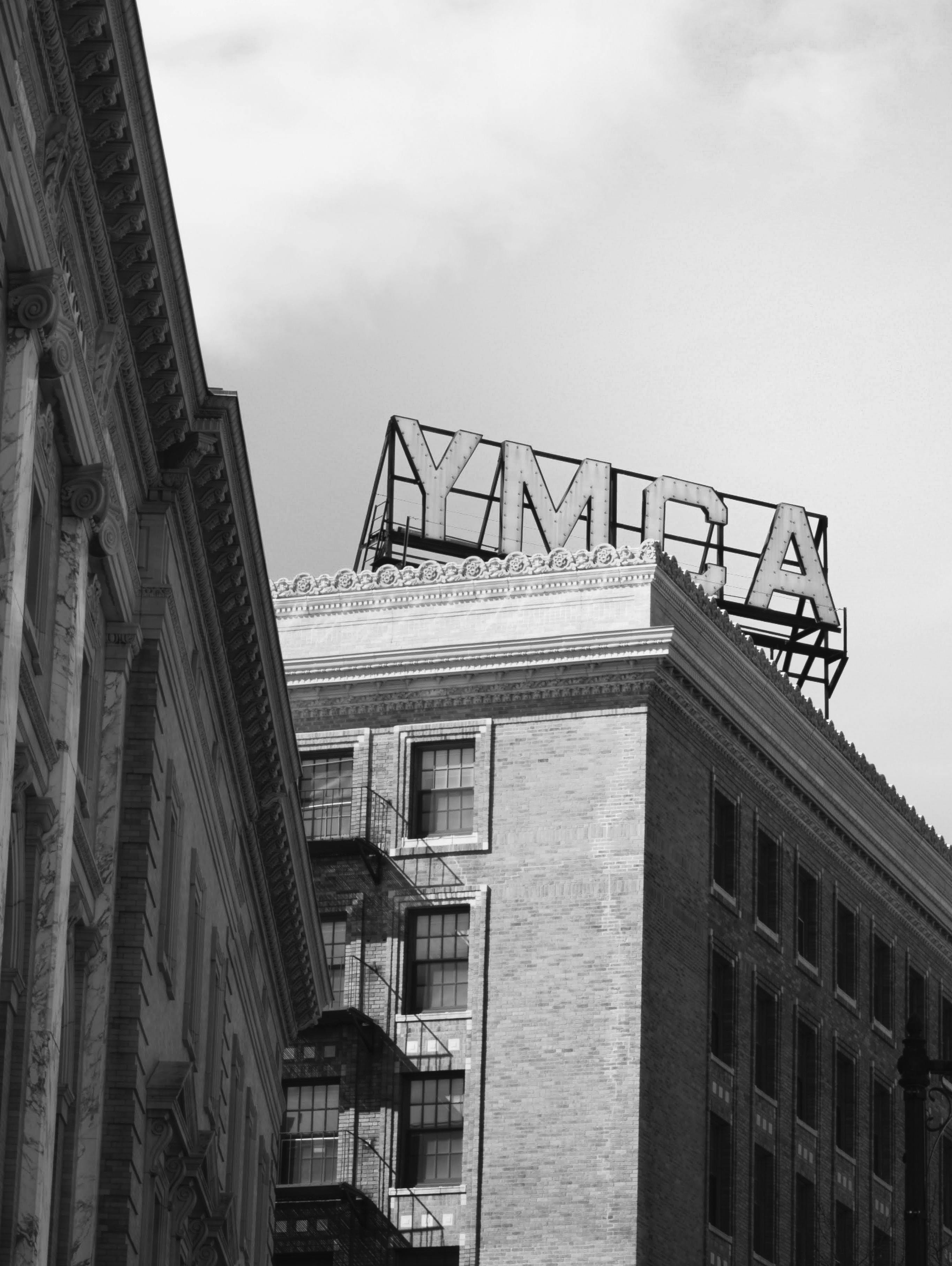 бесплатная историческое здание Ymca в черно белом цвете Стоковое фото