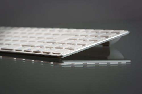 흰색과 은색 컴퓨터 키보드