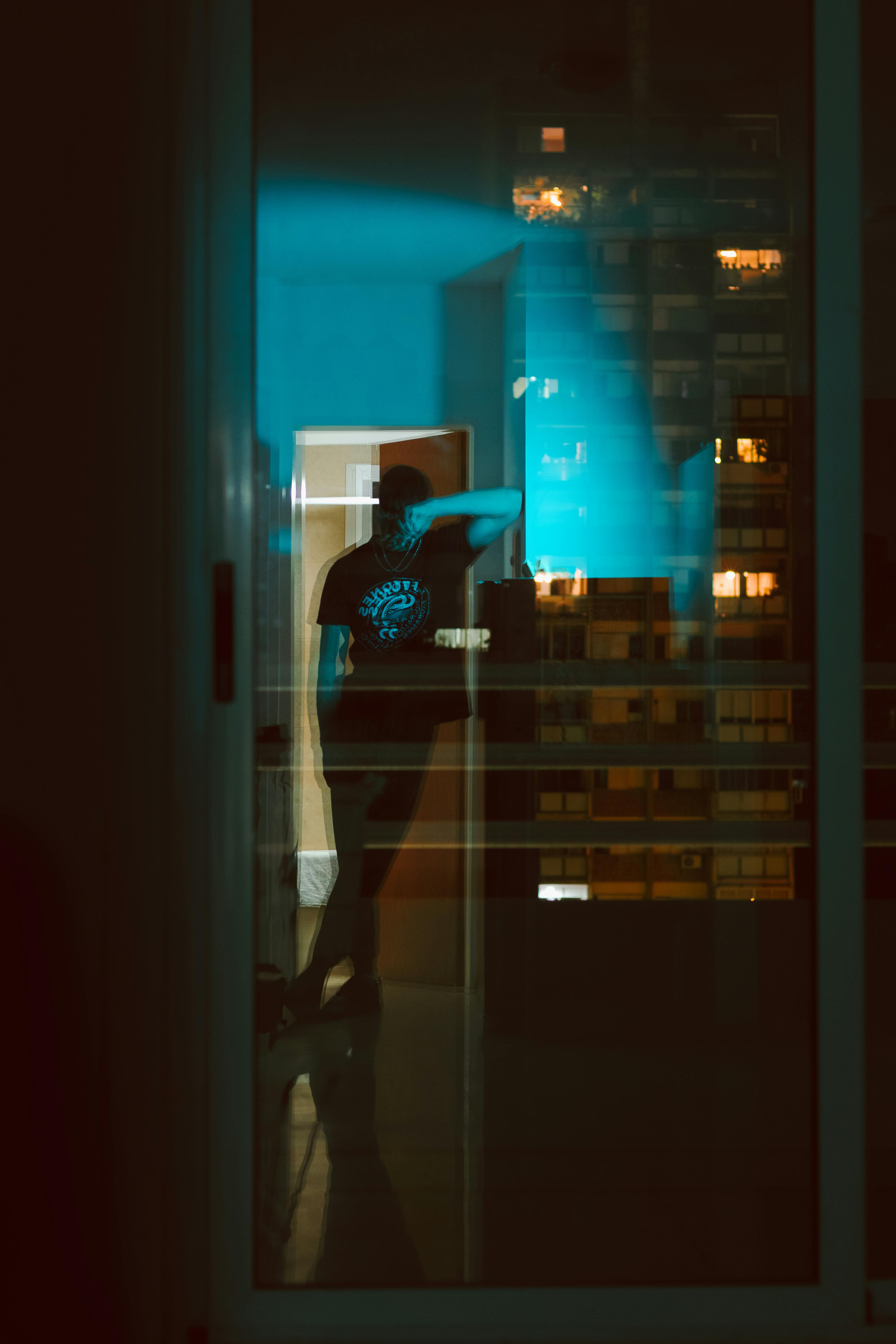 bezplatná Náladový Vnitřní Odrazový Portrét S Modrým Odstínem Základová fotografie