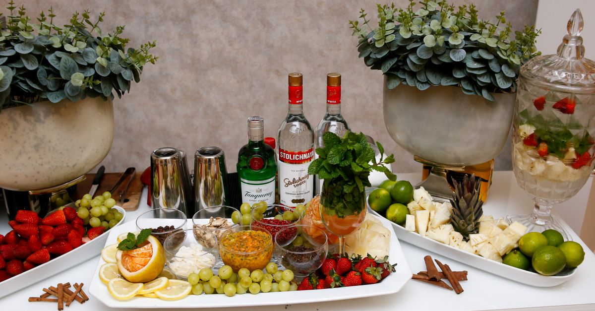 Bolo artesanal decorado com flores e frutas frescas