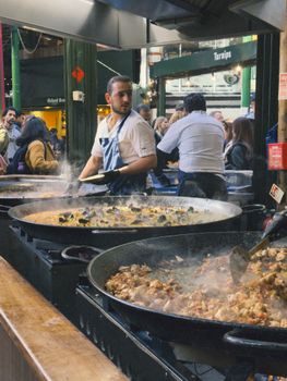 Street food à Borough Market, cuisine variée à Londres