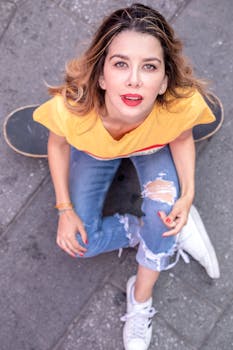 一位时尚女性在纽约街头滑板的肖像，抬头仰望