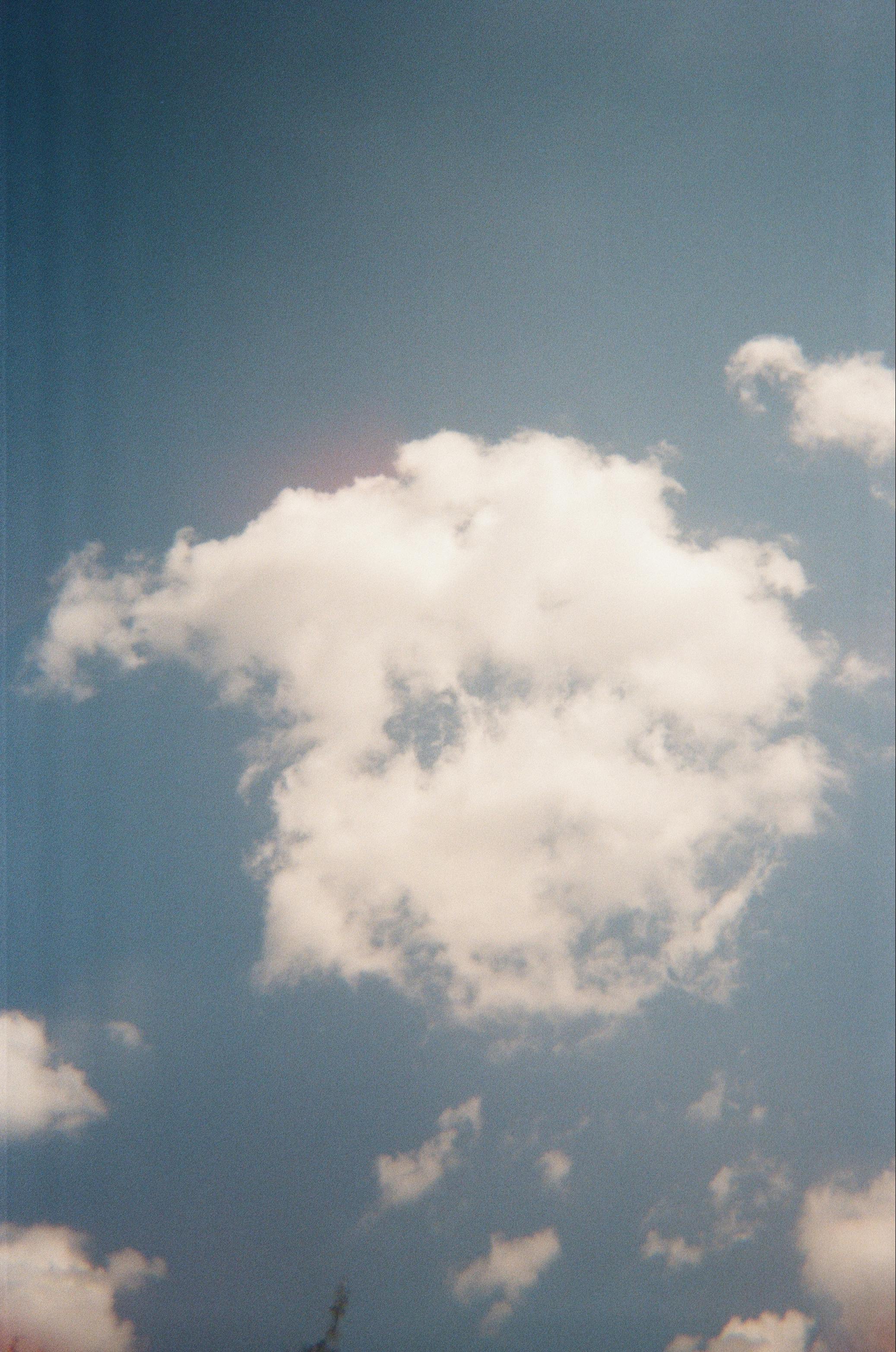 무료 맑은 푸른 하늘에 솜털 같은 흰 구름 스톡 사진