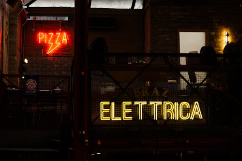 Allumé La Signalisation Au Néon De Pizza