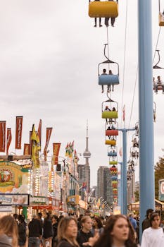 在充满活力的天空下，人们享受着节日和缆车，眺望多伦多的天际线