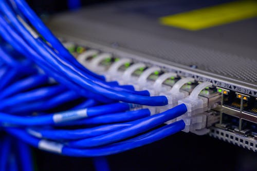 Free кабели, подключенные к портам Ethernet Stock Photo