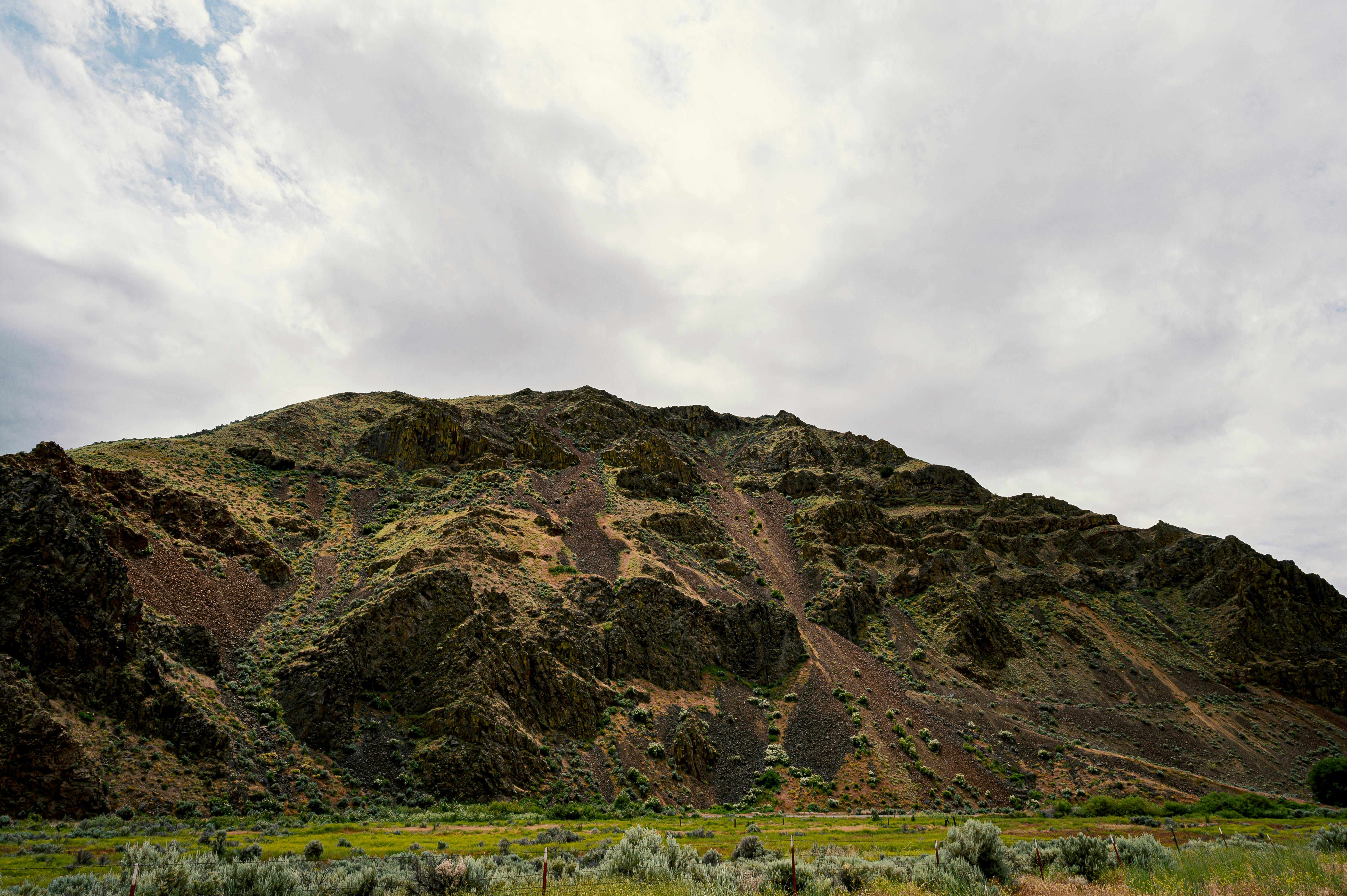 在美丽的山景和多云的天空下，崎岖的地形构成了完美的自然与旅游主题