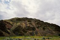 在美丽的山景和多云的天空下，崎岖的地形构成了完美的自然与旅游主题