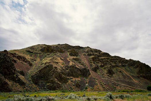 在美丽的山景和多云的天空下，崎岖的地形构成了完美的自然与旅游主题