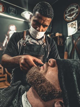 在现代理发店环境中，理发师精心为客户修剪胡须