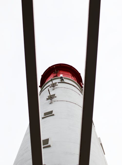 Kırmızı Ve Beyaz Deniz Feneri'nin Düşük Açılı Fotoğrafı