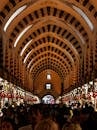 在充满活力的土耳其集市上，拱形天花板与人群共同展现了建筑的丰富和文化底蕴