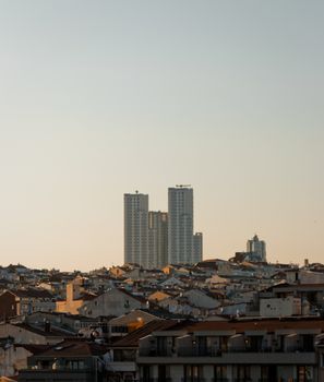 城市景观以高耸的摩天大楼为特色，背景是温暖的日落