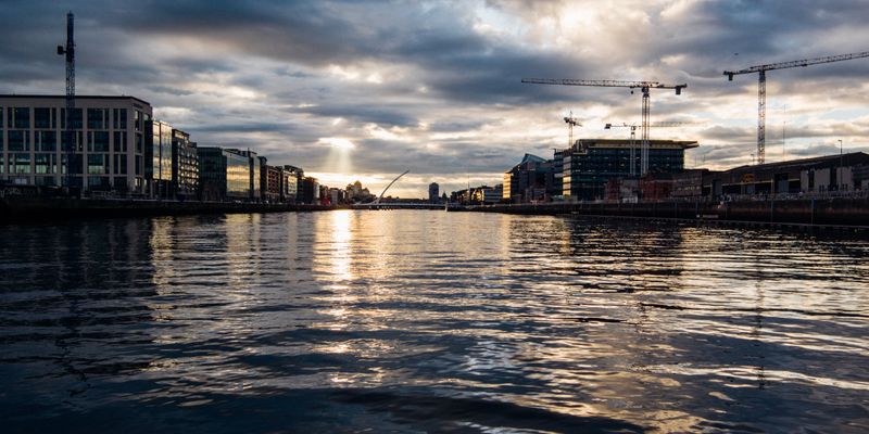 La ribera del Liffey en Dublín al atardecer