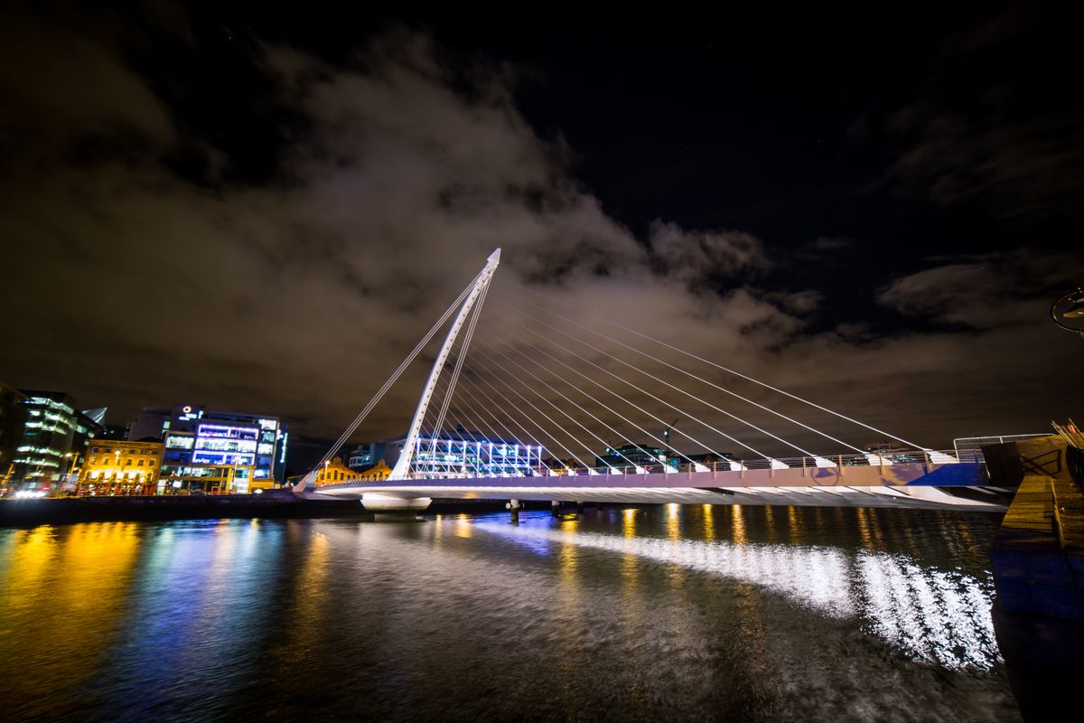 Unde te cazezi în Dublin - Docklands - podul Samuel Beckett iluminat noaptea