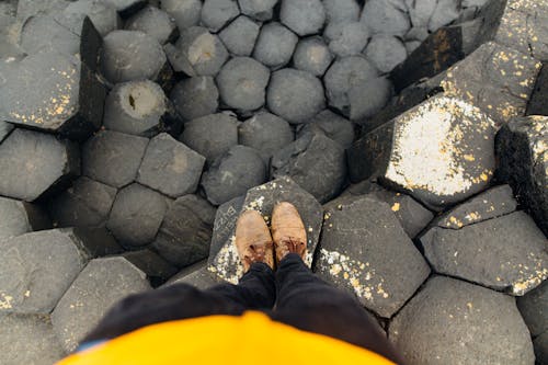 免费 一个人站在水泥地上 素材图片