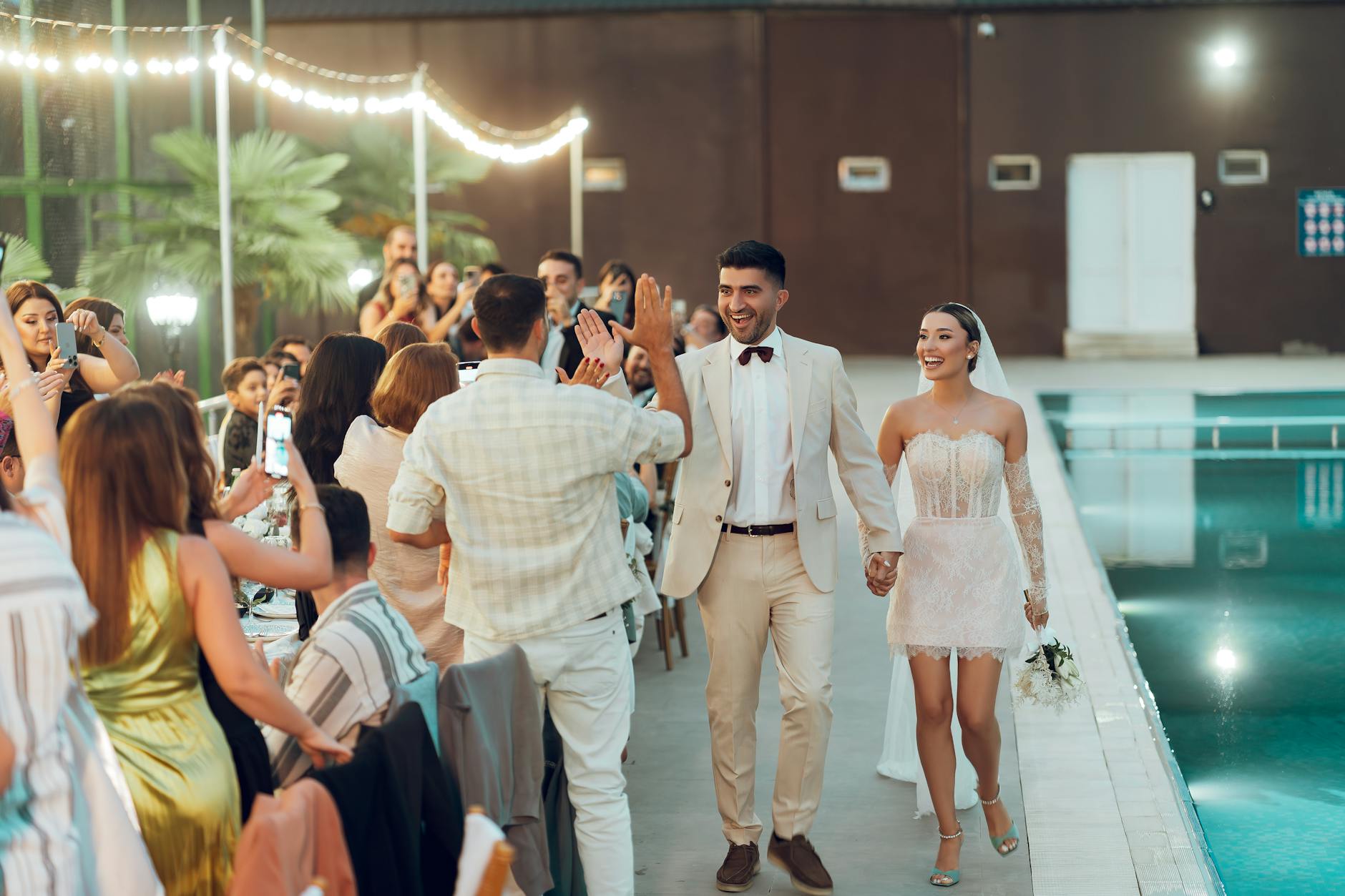 https://www.pexels.com/photo/elegant-wedding-celebration-by-the-pool-28815676/