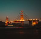 黄昏的天空下，金门大桥的壮丽景色被照亮