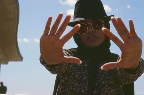 Mujer Con Sombrero Fedora Negro