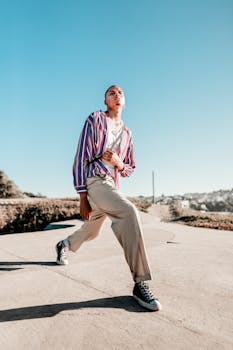 阳光明媚的一天，穿着五颜六色衣服的年轻人走在户外