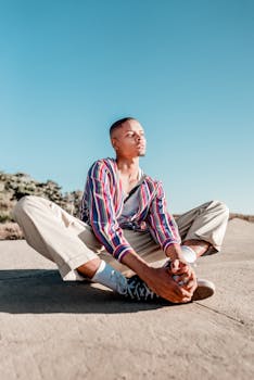 在阳光明媚的日子里，男人在户外冥想，被大自然包围，享受着放松与和平