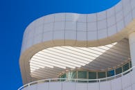 盖蒂中心现代建筑的低角度视图，展现了曲线和玻璃窗的设计