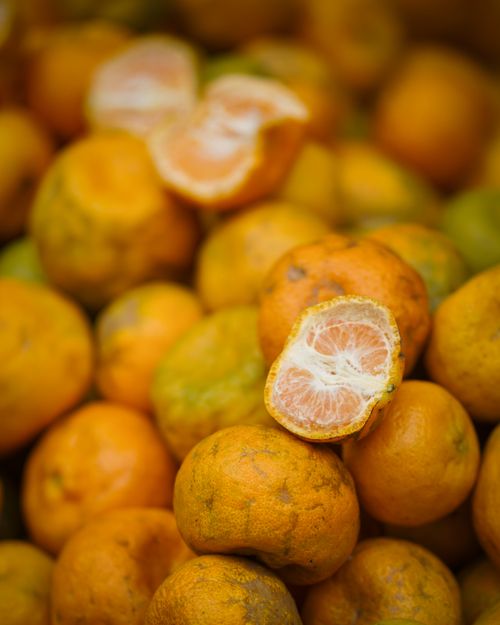 Free Vibrant close-up of fresh oranges piled up in Kodaikanal market, highlighting their natural texture. Stock Photo