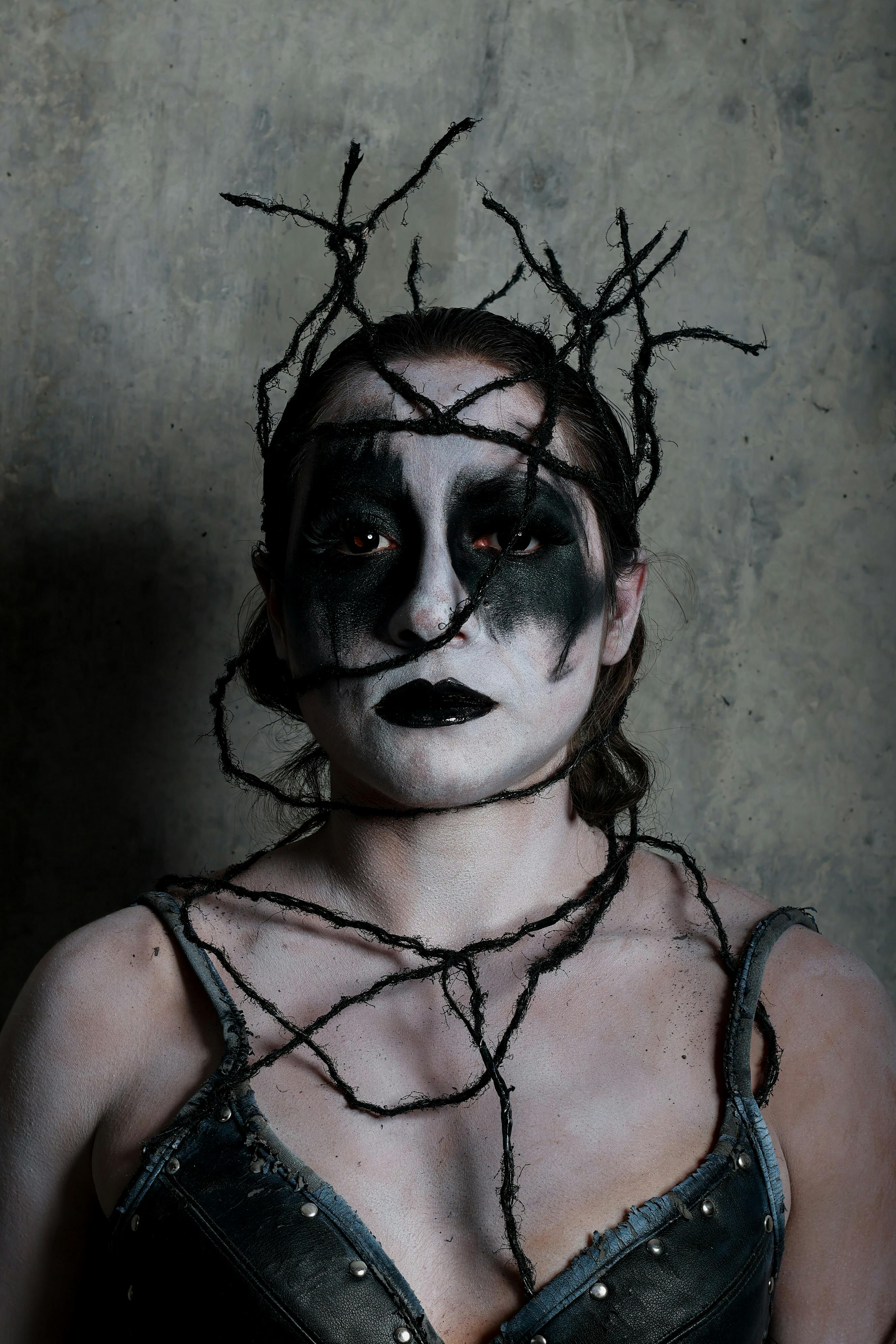 Ücretsiz Yaratıcı Makyajla Karanlık Fantezi Portresi Stok Fotoğraflar