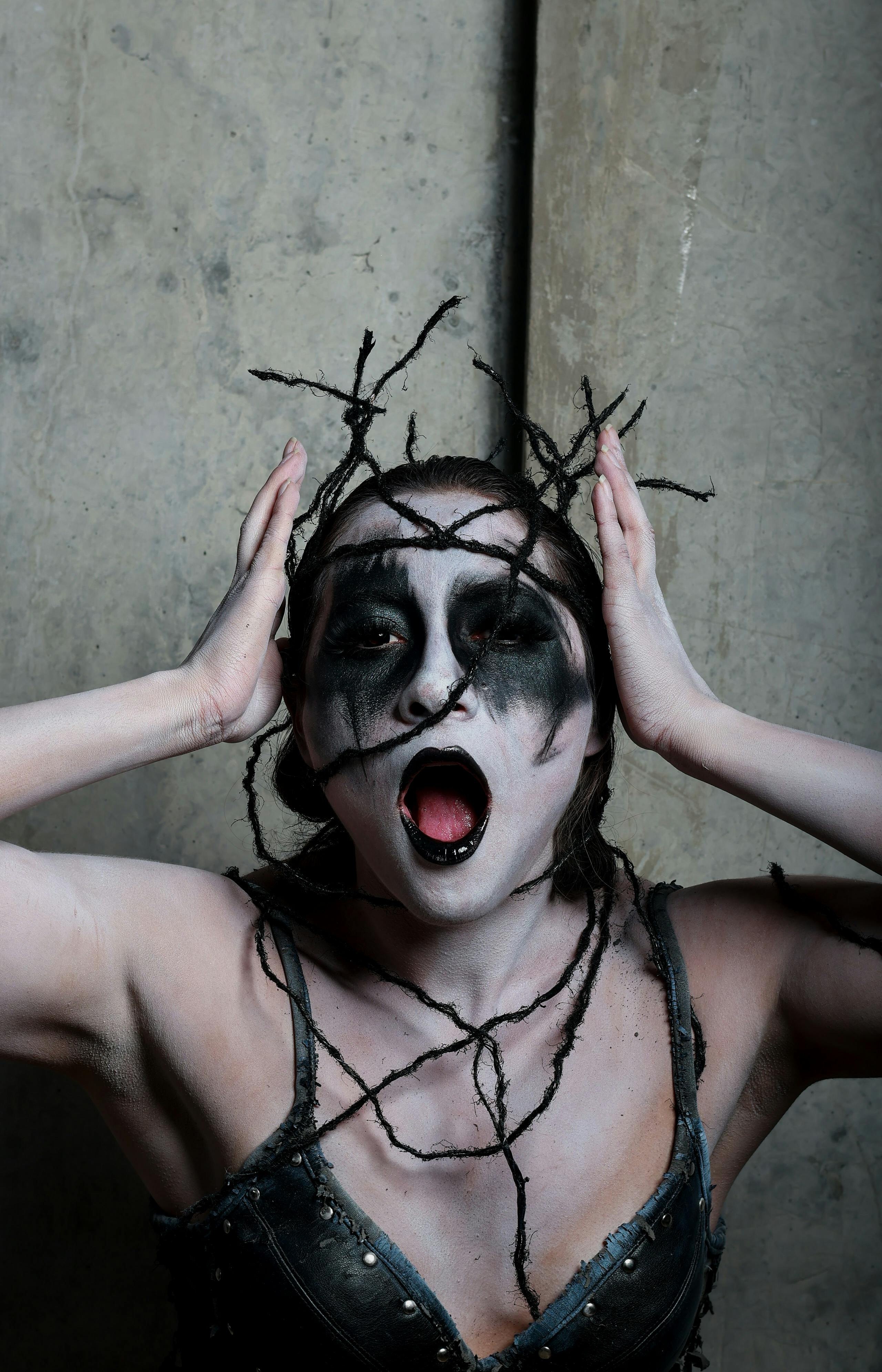 gratis Dramatisch Portret Met Donkere Artistieke Make Up Stockfoto