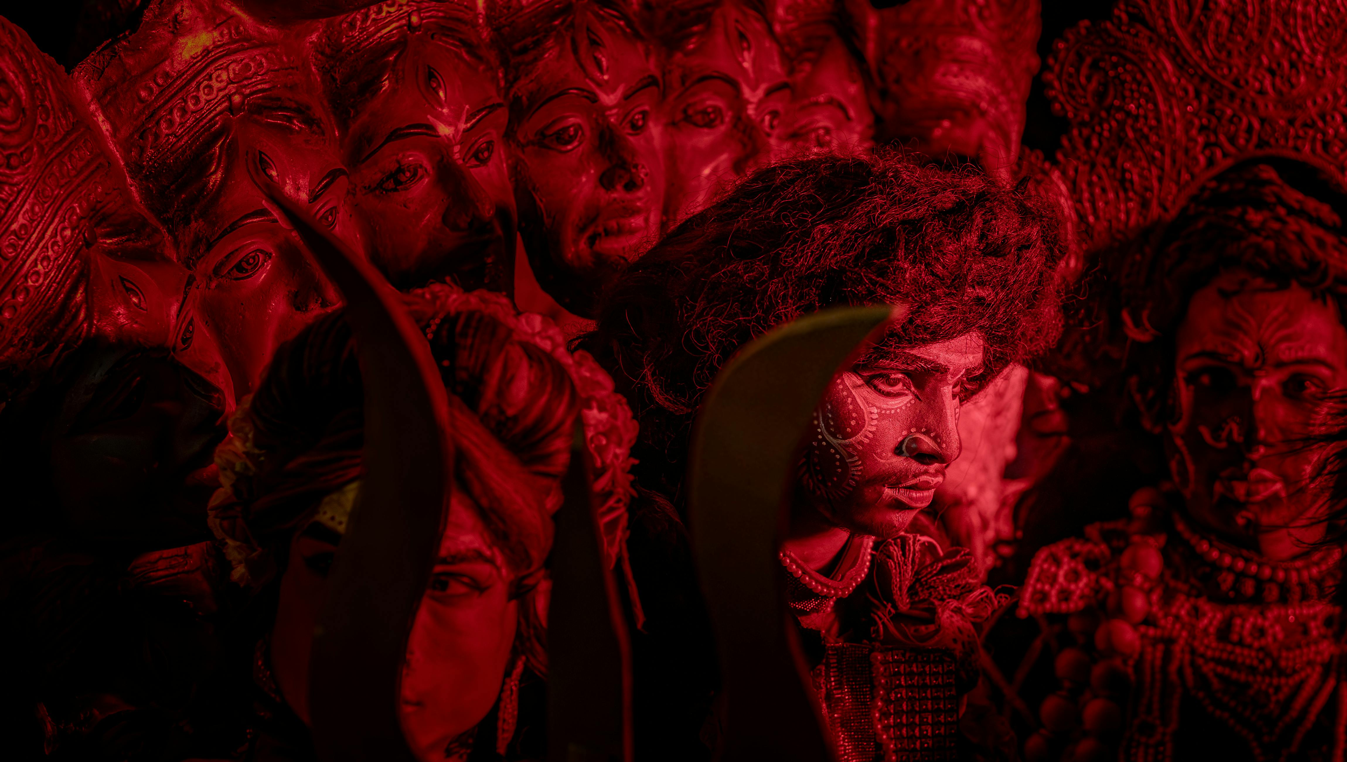 Gratuit Masques De Festival Indiens Vibrants Sous Un éclairage Rouge Photos