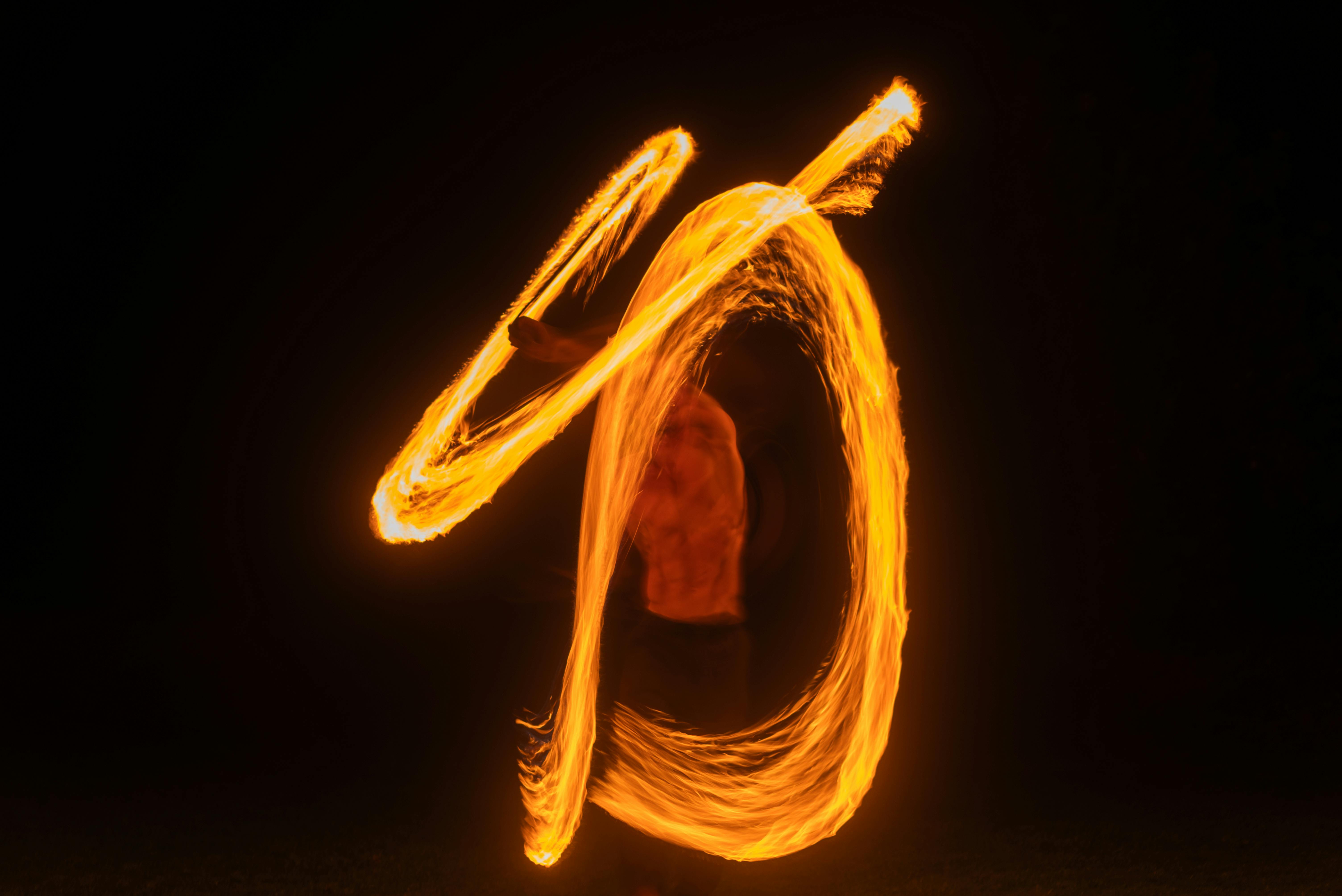 Zadarmo Dynamické Fire Poi Performance V Tme Fotka z fotobanky