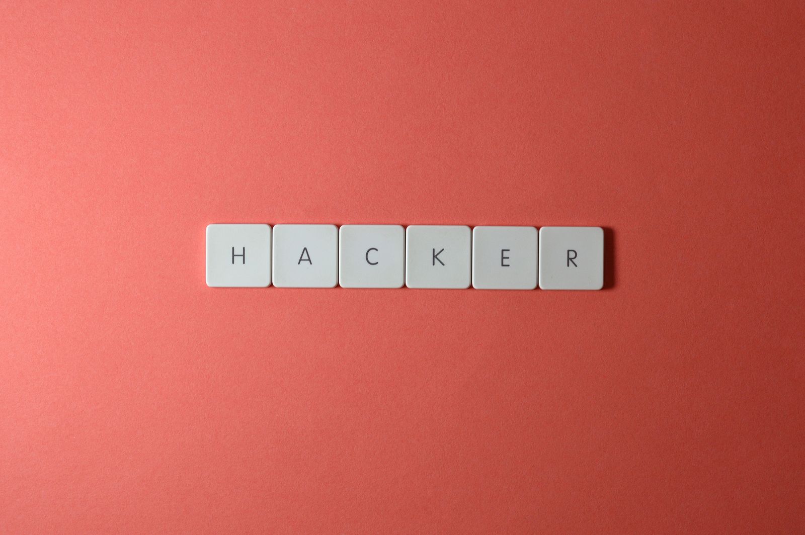 Ilustração de código malicioso sobre um teclado com símbolos de IA