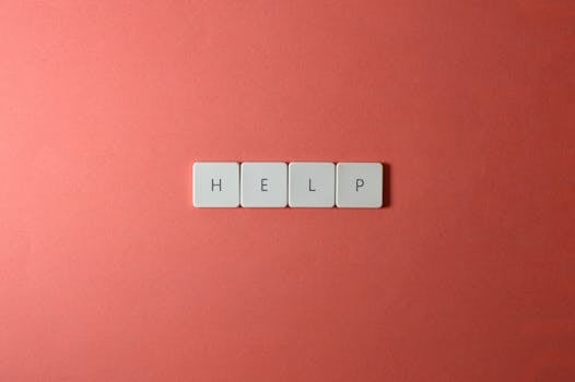 红色背景上，键盘瓷砖创意布局拼写出“帮助”，并提供了复制空间