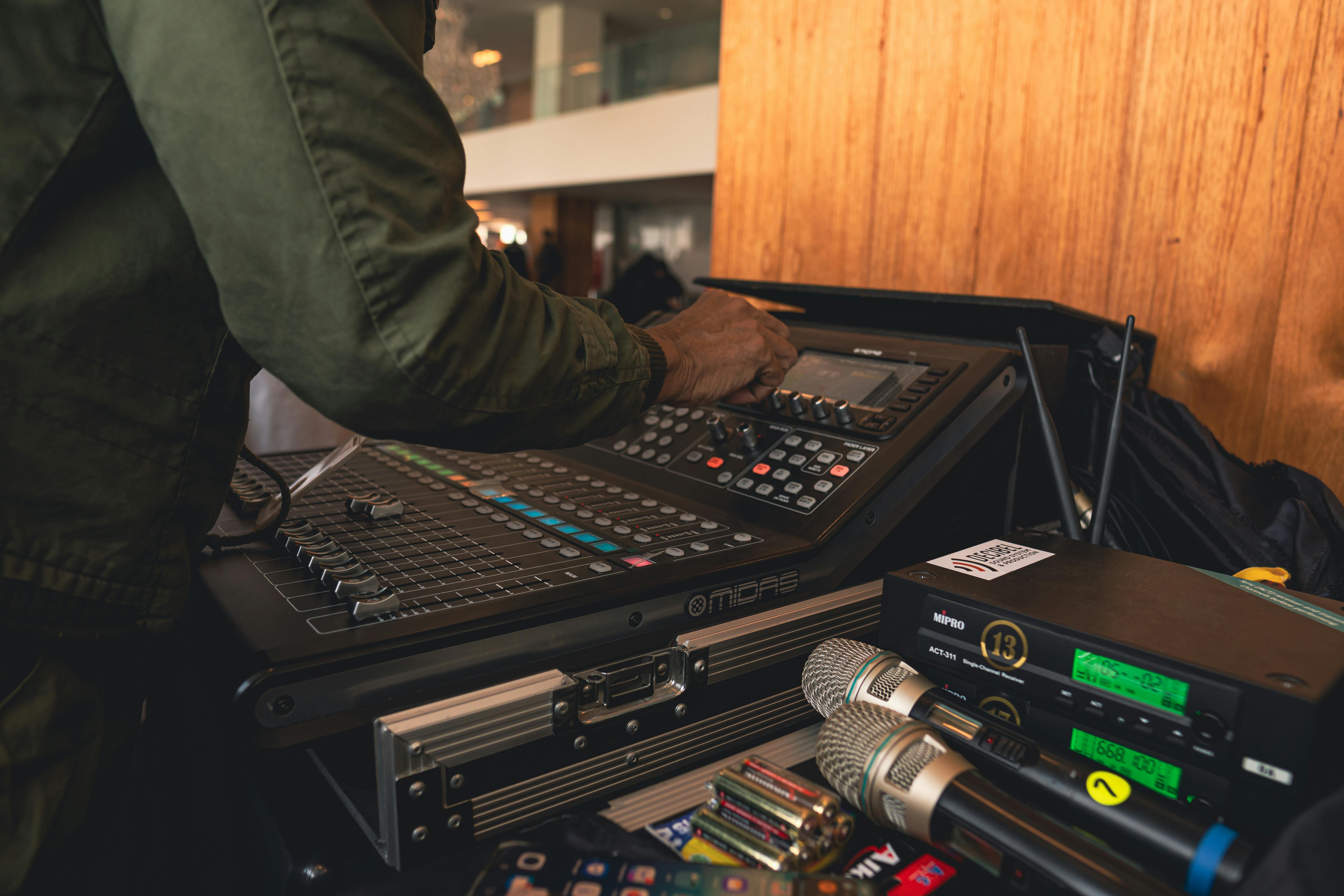 Sound Engineering Tutorials From Sound On Sound -- Feature - Reducing Unwanted Background Noise In The Studio