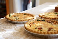 经典图案的桌布上铺着诱人美味的自制乳蛋饼