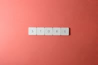 红色背景上，“商店”二字与极简主义概念形象拼合，非常适合电子商务主题